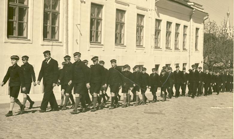 Rakvere koolipoisid rongkäigus