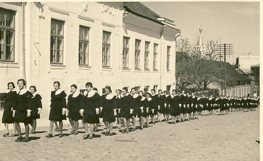 Rakvere Gümnaasiumi naisõpilased rongkäigus