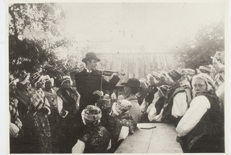 Pastor Iisaks õpetab noortele vaimulikke laule Ruhnu saarel 1930. aastatel.