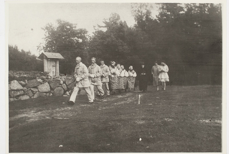Leerilapsed lähevad kirikusse Ruhnu saarel 1930. aastatel.