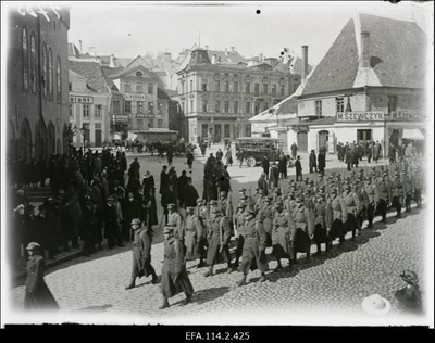 Sõjaväelaste paraad Raekoja platsil.  similar photo