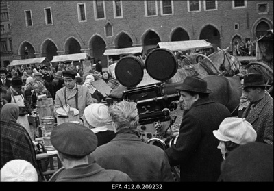 Operaator-lavastaja Mihhail Dorovatovski Tallinnfilmi mängufilmi "Mäeküla piimamees" võtetel Raekoja platsil.  similar photo