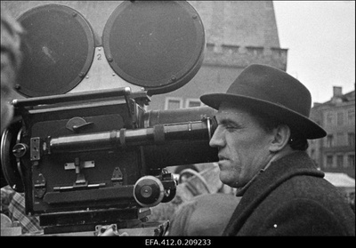Operaator-lavastaja Mihhail Dorovatovski Tallinnfilmi mängufilmi "Mäeküla piimamees" võtetel Raekoja platsil.  similar photo