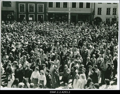 Pilte Tallinna Vanalinna päevadest, osavõtjad ja huvilised Raekoja platsil.  similar photo