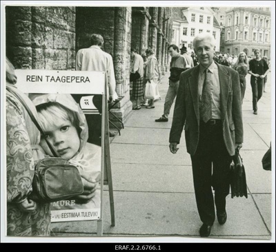 Rein Taagepera Tallinnas Raekoja platsil EV presidendivalimiste aegu 1992  similar photo