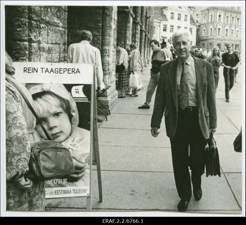 Rein Taagepera Tallinnas Raekoja platsil EV presidendivalimiste aegu 1992
