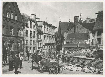 Varemeis Harju ja Niguliste tänavate ristmik, esiplaanil hobuveok kivikoormaga.  duplicate photo