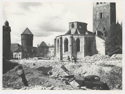 Niguliste kiriku varemed kooripoolsest otsast.  similar photo