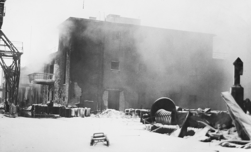 Vaurioitunut voivarasto Turun satamassa; ulkokuva