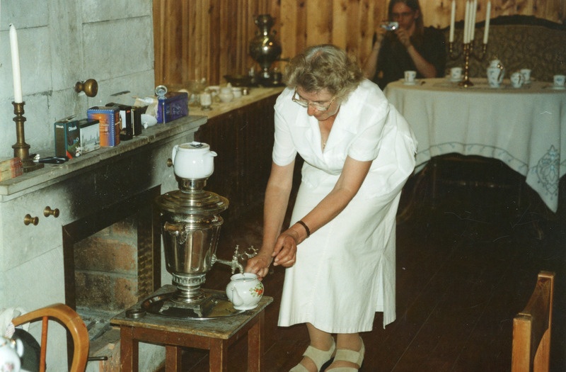 Teenäitus. Marina Tomasova tutvustab teenäituse avamisel kuidas valmistada samovariga teeed.