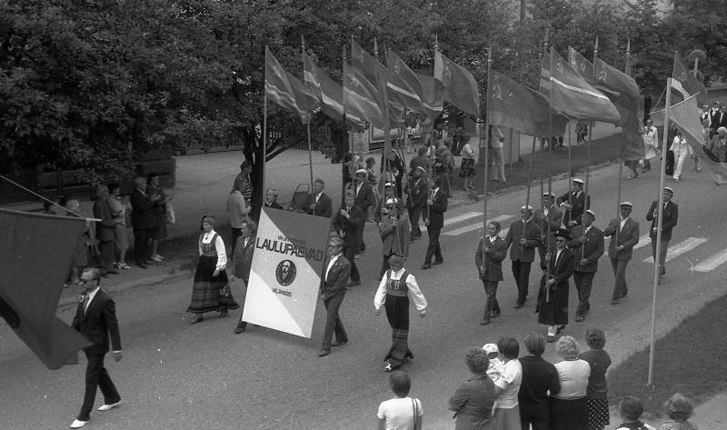 A. Nilsoni kogu. Negatiiv. Valikkooride laulupäevad Viljandis 1982. Rongkäigu algus. Laulupäevade märk. Liiduvabariikide lipud.