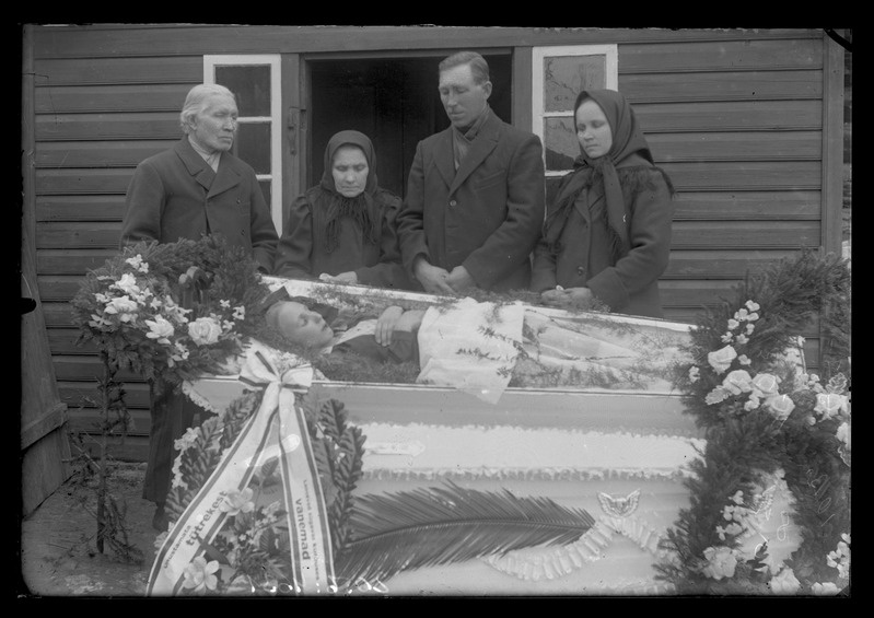 Alice Tilga (1914-1930) matused 1930. aastal. Leinajad lahtise kirstu juures.