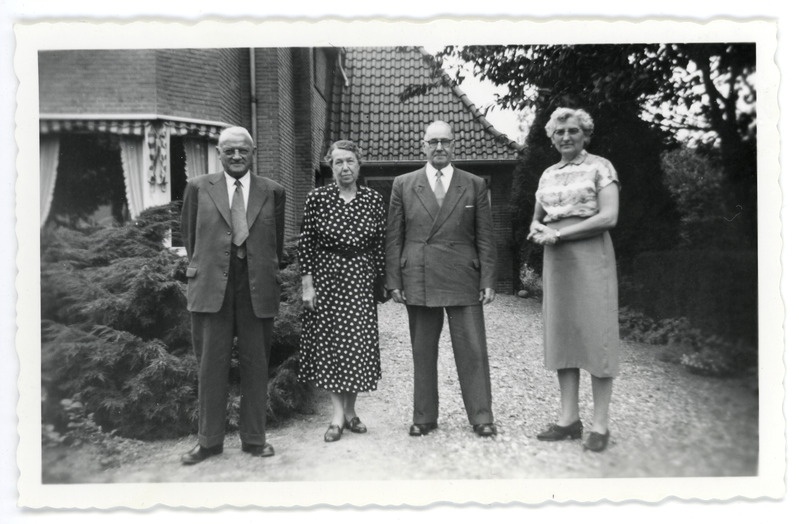 Hugo ja Elisabeth Kaho kaaslastega maja ees