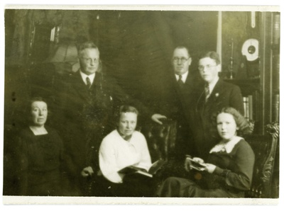 Hugo ja Elisabeth Kaho seltskonnaga  duplicate photo