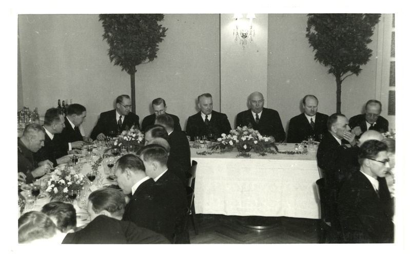 Hugo Kaho pidulikul istumisel