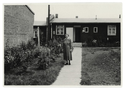 Elisabeth Kaho barakkelamu ees  similar photo