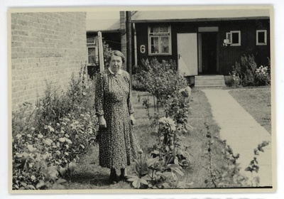 Elisabeth Kaho barakkelamu ees  similar photo