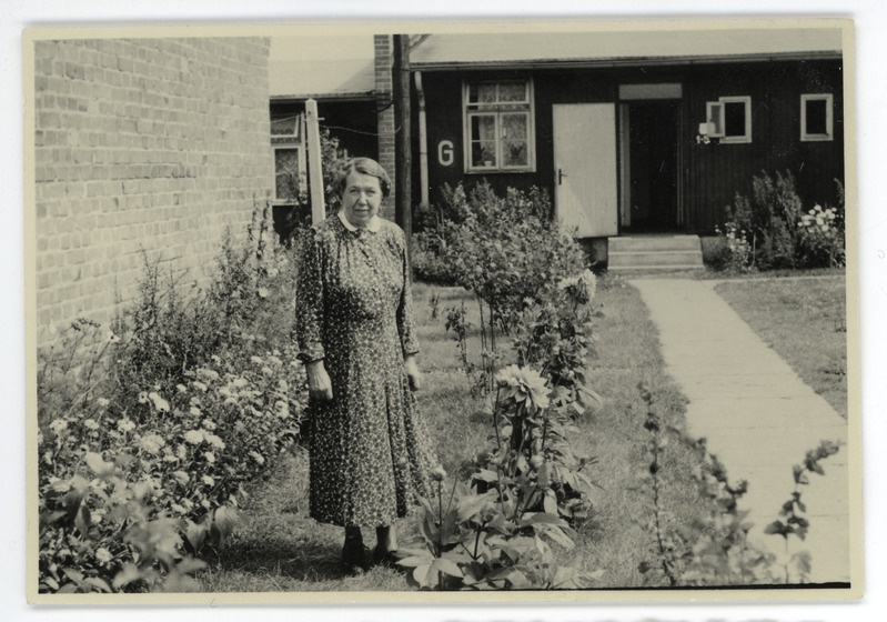 Elisabeth Kaho barakkelamu ees
