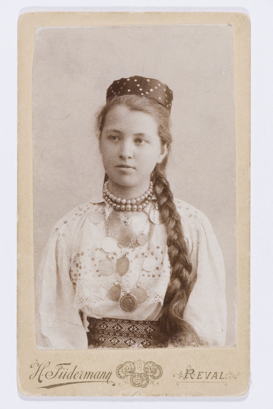 Rahvarõivais naine