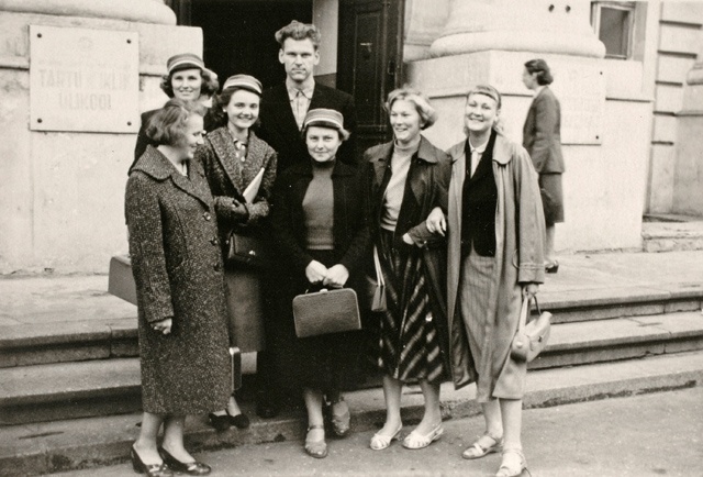 Ajalooüliõpilased TRÜ peahoone ees.