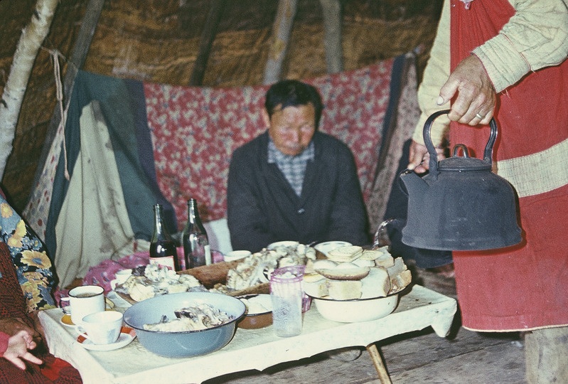 Handid püstkojas söögilaua juures. Jamali Neenetsi rahvusringkond Šurõškarõ rajoon Sõnja külanõukogu Ovgorti küla. Vt foto 100.
Foto 1976.