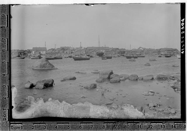 Tütarsaar. Vaade sadamast küla peale.