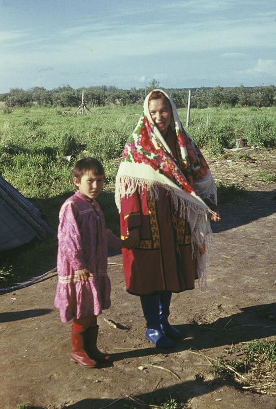 Handi naine tüdrukuga, naisel on seljas kalevikuub, tüdrukul rahvarõivakleit. 
Jamali Neenetsi rahvusringkond Šurõškarõ rajoon Lophari külanõukogu ja suveküla.
Foto 1977.