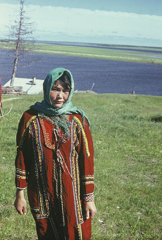 Handi naine Tamara Rusmilenko (sünd.1953), seljas kalevikuub. 
Jamali Neenetsi rahvusringkond Šurõškarõ rajoon Gorki külanõukogu Kuševati küla.
Foto 1977.