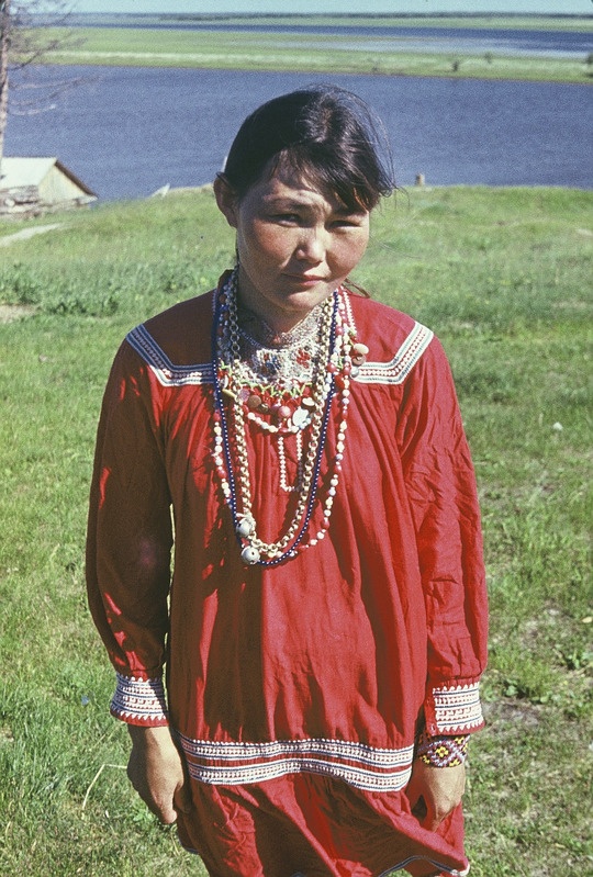 Handi naine Tamara Rusmilenko (sünd.1953), seljas kalevikuub. 
Jamali Neenetsi rahvusringkond Šurõškarõ rajoon Gorki külanõukogu Kuševati küla. 
Foto 1977.