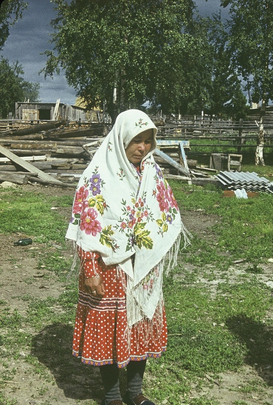 Handi naine suverõivais. Handi-Mansi rahvusringkond  Berjozovo rajoon Tegi külanõukogu ja küla.