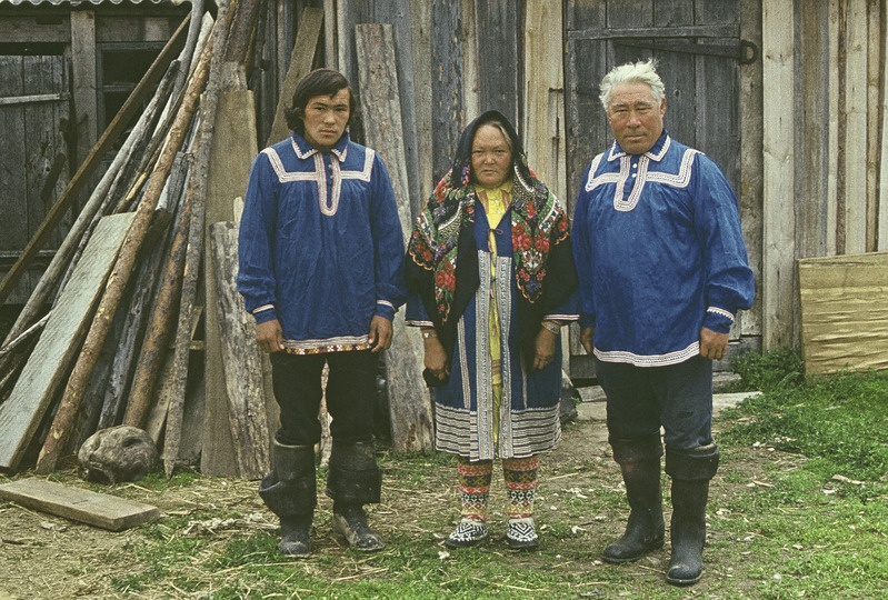 Handid: (vasakult) Albert Rjabšikov, Galina Rjabšikova, Stepan Rjabšikov. 
Galina on handi rahvarõivais, meestel on seljas handi rahvarõivasärgid. 
Handi-Mansi rahvusringkond Berjozovo rajoon Tegi külanõukogu ja küla.
Foto 1977