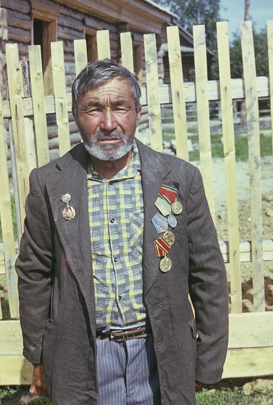 Hant Stepan Otšamov, sõjaveteran, rinnal medalid. Handi-Mansi rahvusringkond Berjozovo rajoon Tegi külanõukogu ja küla.
Foto 1977.