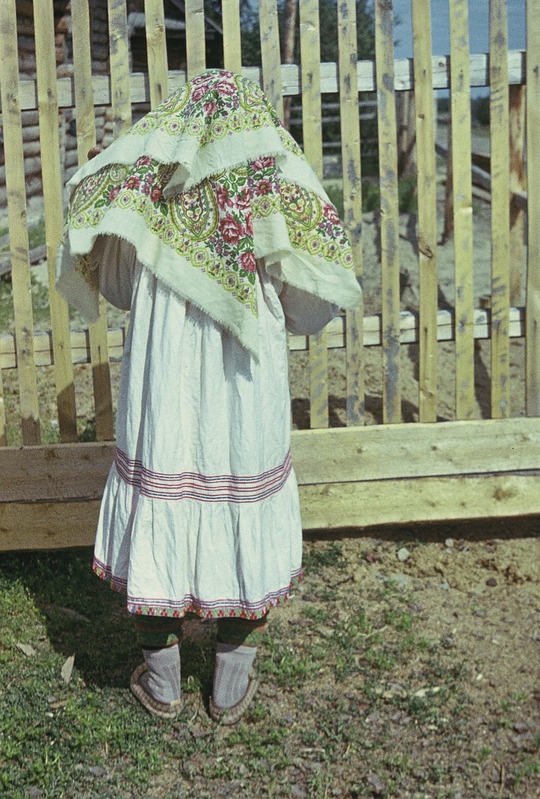 Handi naine suverõivais, tagantvaade. Handi-Mansi rahvusringkond Berjozovo rajoon Tegi külanõukogu ja küla.
Foto 1977.
