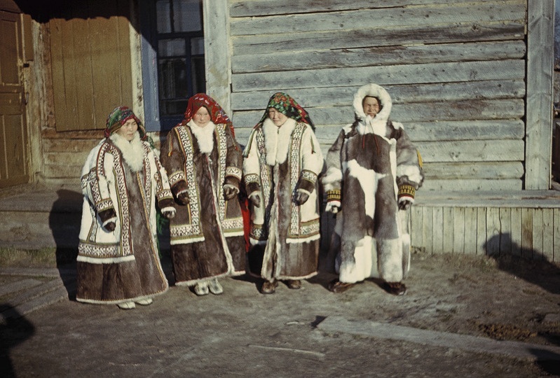 Handid talverõivais.  Jamali Neenetsi  autonoomne ringkond
Priuralski rajoon Zeljonõi Jari külanõukogu ja küla.
Foto 1978.