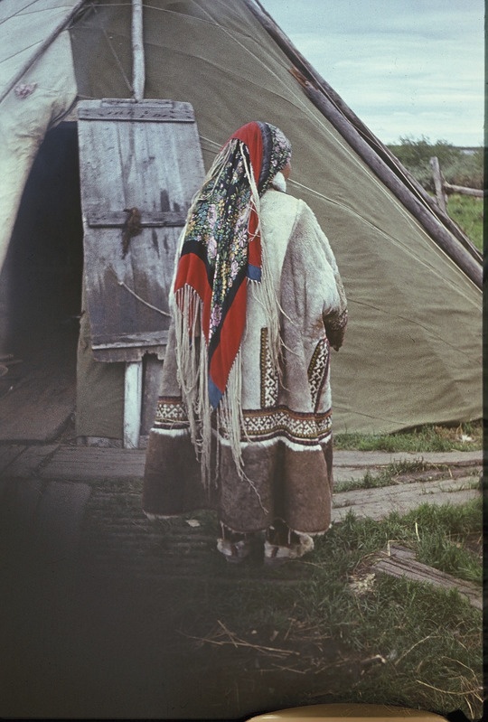 Handi naine talverõivais, tagantvaade. Jamali Neenetsi autonoomne ringkond 
Priuralski rajoon Harsaimi külanõukogu  Võlposli küla.
Foto 1978.