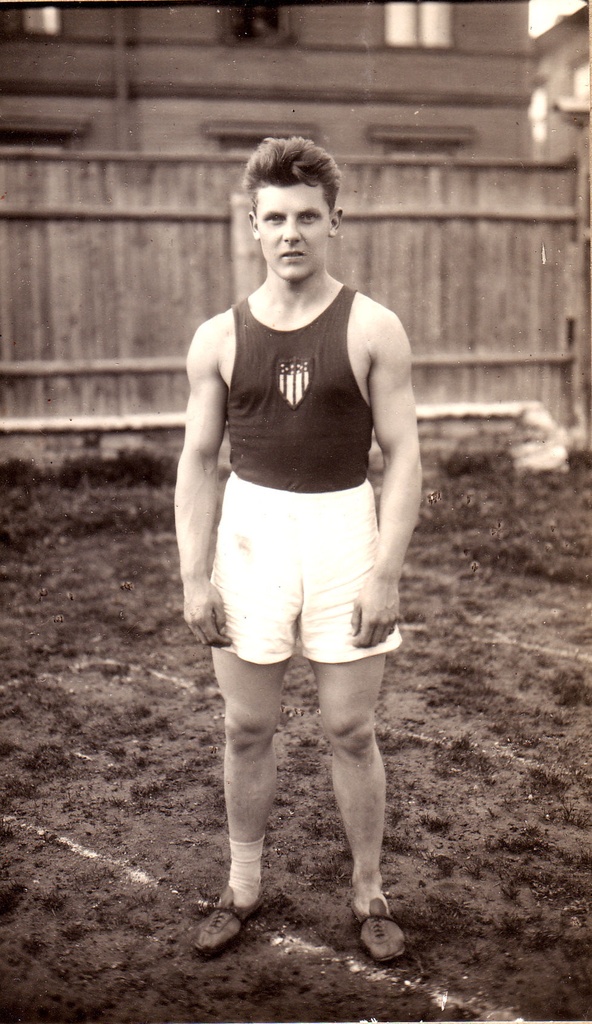 Kergejõustiklane Aleksander Kolmpere, täisfiguur