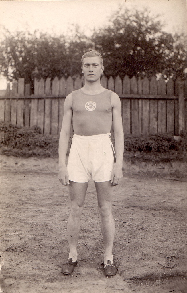 Kergejõustiklane Reinhold Saulmann, täisfiguur