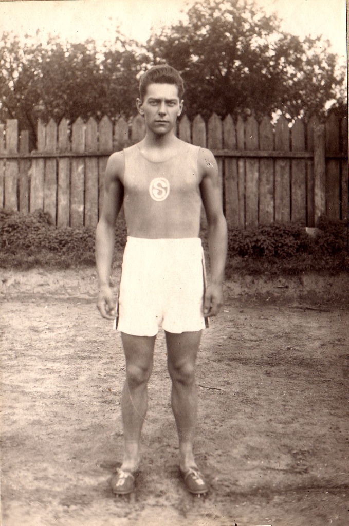 Christfried Burmeister VS "Sport" lühikeses dressis, täisfiguur