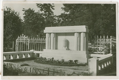 Herman Halliste hauamonument perekond Kapsile Siselinna kalmistul  similar photo