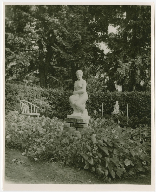 Skulptuur "Istuv naisakt" Pursti talu aias Pupastveres