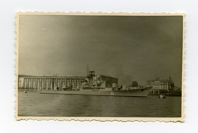 Sõjalaev pardanumbriga 164 Leningradis Neeva jõel  duplicate photo