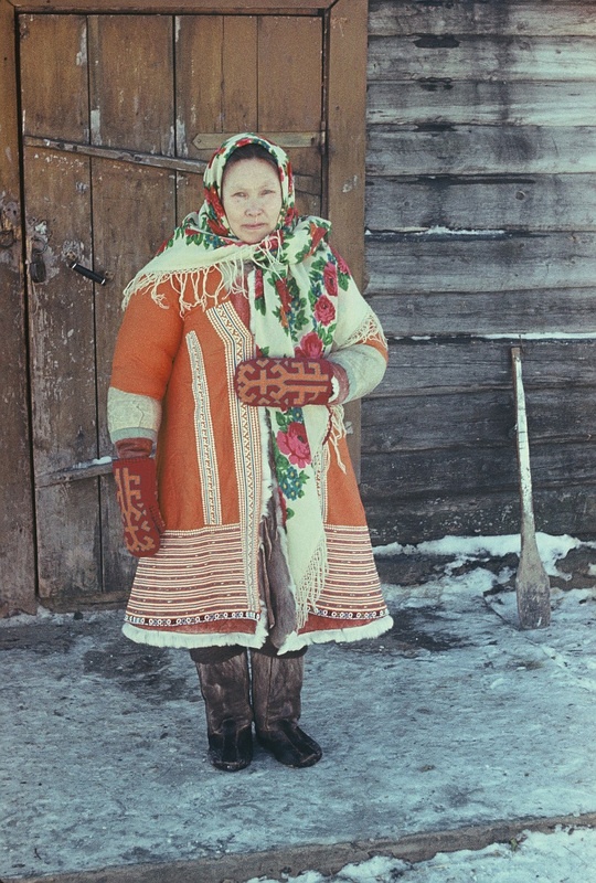Handi naine Darja Seburova (sünd. 1931) talverõivais. Handi-Mansi autonoomne ringkond 
Berjozovo rajoon Polnovati külamõukogu Tugijanõ küla.
Foto 1980.