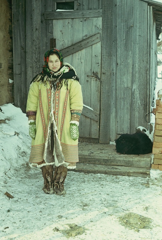 Handi naine Olga Sainahhova(sünd. 1957) talverõivais. Handi-Mansi autonoomne ringkond 
Berjozovo rajoon Polnovati külamõukogu Tugijanõ küla.
Foto 1980.