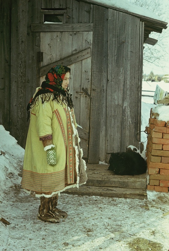 Handi naine Olga Sainahhova(sünd. 1957) talverõivais, külgvaade. 
Handi-Mansi autonoomne ringkond Berjozovo rajoon Polnovati külamõukogu Tugijamõ küla.
Foto 1980.