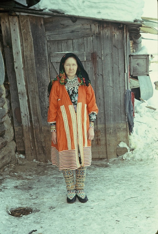 Handi naine Marfa Griškina ( sünd. 1927), seljas rüü. 
Handi-Mansi autonoomne ringkond Berjozovo rajoon Polnovati külamõukogu Tugijanõ küla.
Foto 1980.