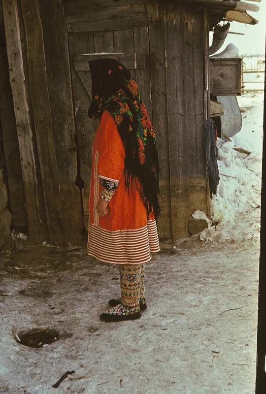 Handi naine Marfa Griškina ( sünd. 1927), seljas rüü, külgvaade. 
Handi-Mansi autonoomne ringkond Berjozovo rajoon Polnovati külamõukogu Tugijanõ küla.
Foto 1980.