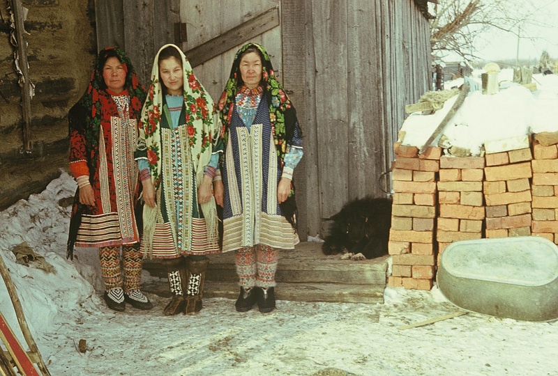 Handi naised, igaühel on seljas rüü. Handi-Mansi autonoomne ringkond 
Berjozovo rajoon Polnovati külamõukogu Tugijanõ küla.
Foto 1980.