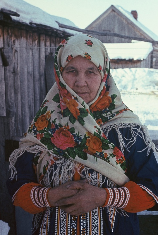 Handi naine, seljas rüü. Handi-Mansi autonoomne ringkond 
Berjozovo rajoon Polnovati külamõukogu Tugijanõ küla.
Foto 1980.