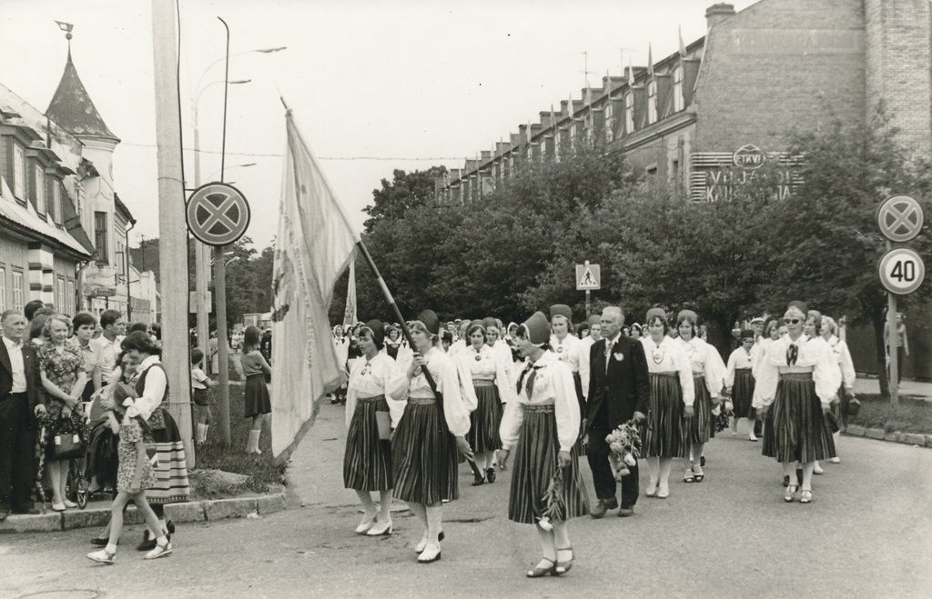 Foto. Võru naiskoor "Kannel" lauljate kolonnis Viljandi laulupäeval 25.juunil 1978.a.