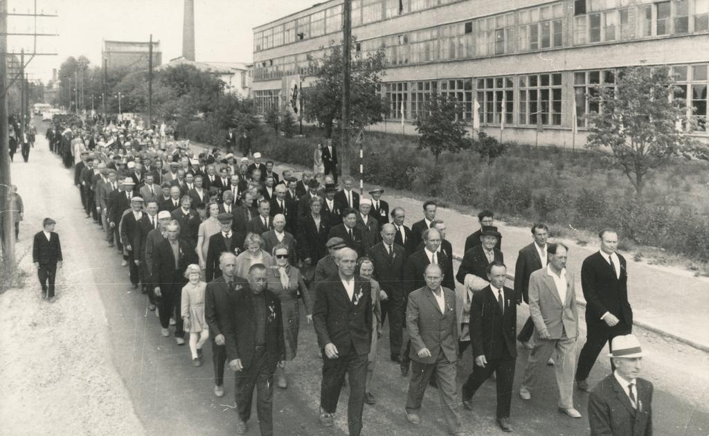 Foto. Võru vabastajate ja elanike kolonn teel surnuaiale pärgade asetamisele, möödutakse VGT hoonest.